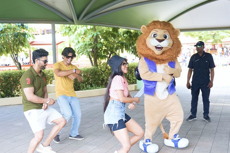 Fun, Dance with Mascot